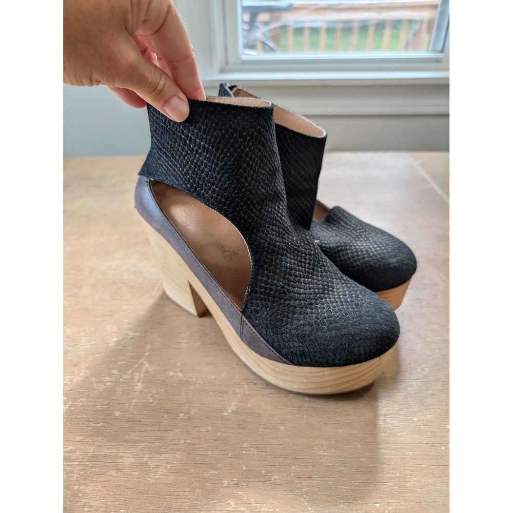 Free People Horizon Clog Bootie Black Snakeskin Embossed Wooden Platform Size 38 - Picture 2 of 8